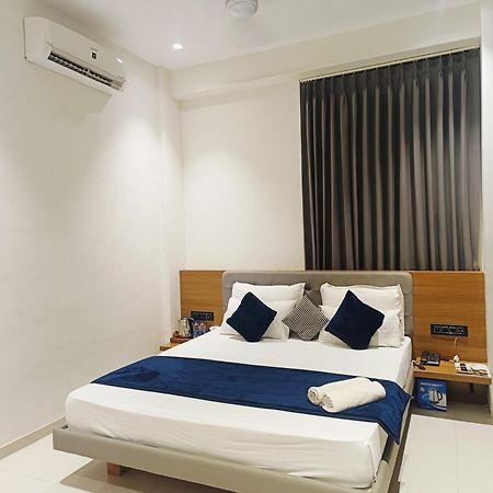 Hotel Gold Palace Inn Surat Exterior foto