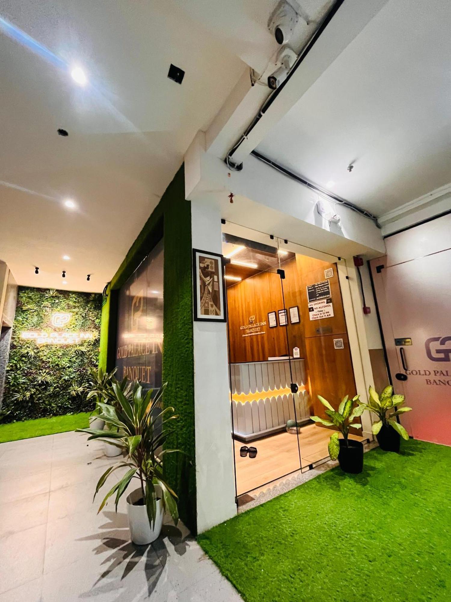 Hotel Gold Palace Inn Surat Exterior foto