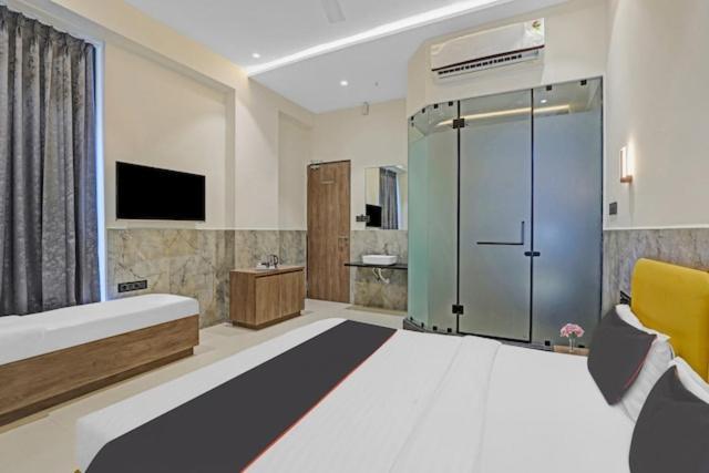 Hotel Gold Palace Inn Surat Exterior foto