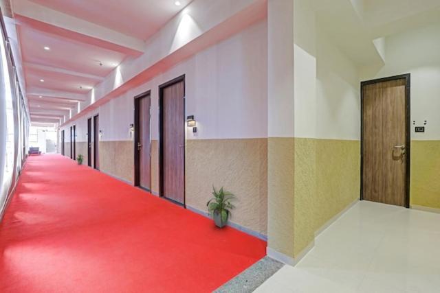 Hotel Gold Palace Inn Surat Exterior foto