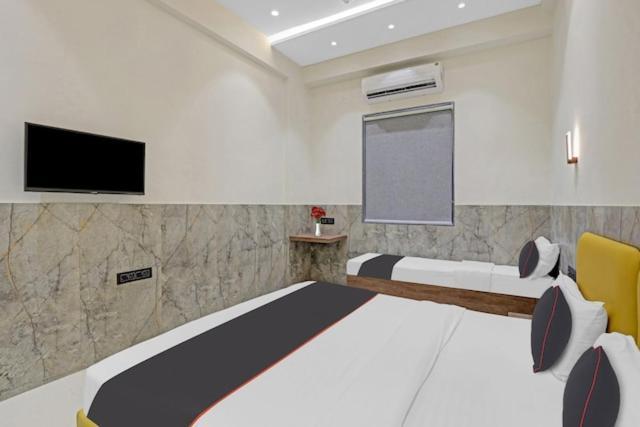 Hotel Gold Palace Inn Surat Exterior foto