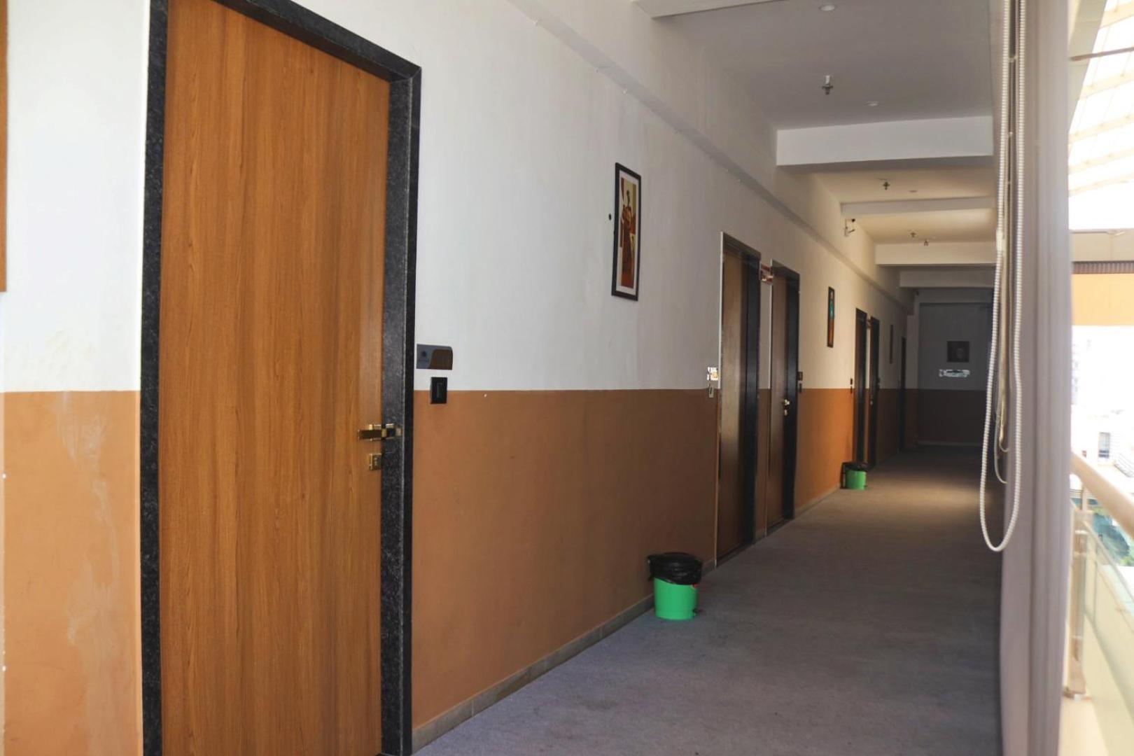 Hotel Gold Palace Inn Surat Exterior foto