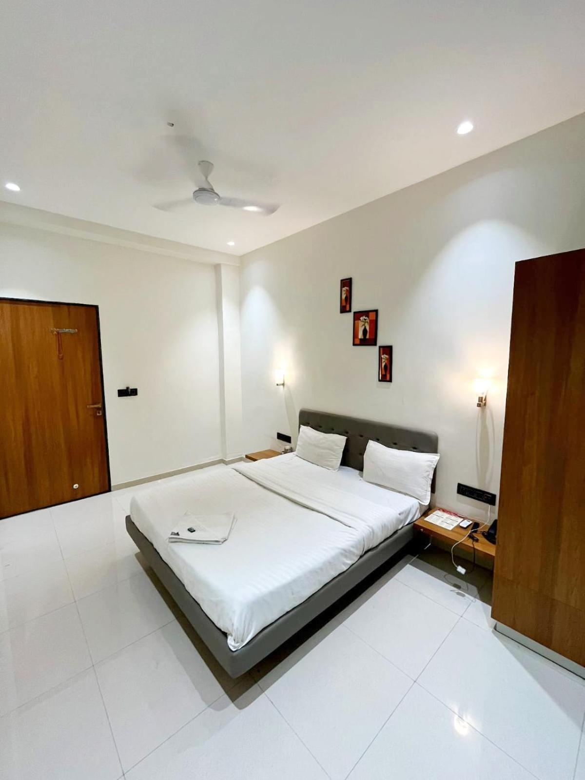 Hotel Gold Palace Inn Surat Exterior foto