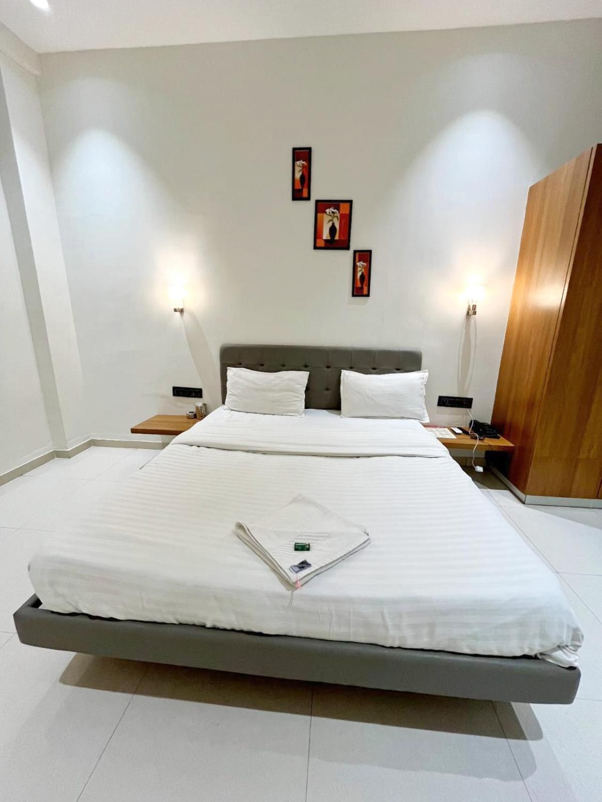 Hotel Gold Palace Inn Surat Exterior foto