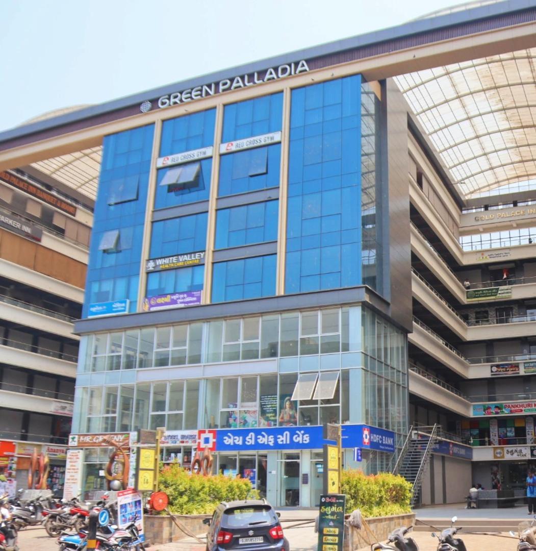 Hotel Gold Palace Inn Surat Exterior foto
