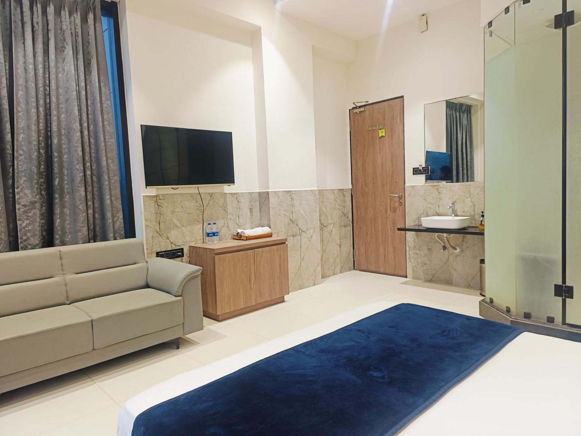 Hotel Gold Palace Inn Surat Exterior foto