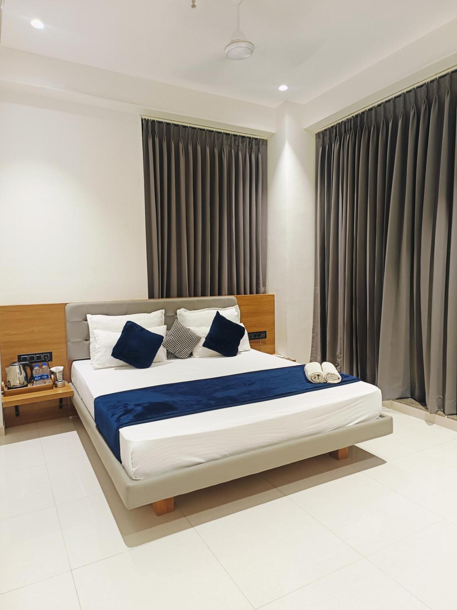 Hotel Gold Palace Inn Surat Exterior foto