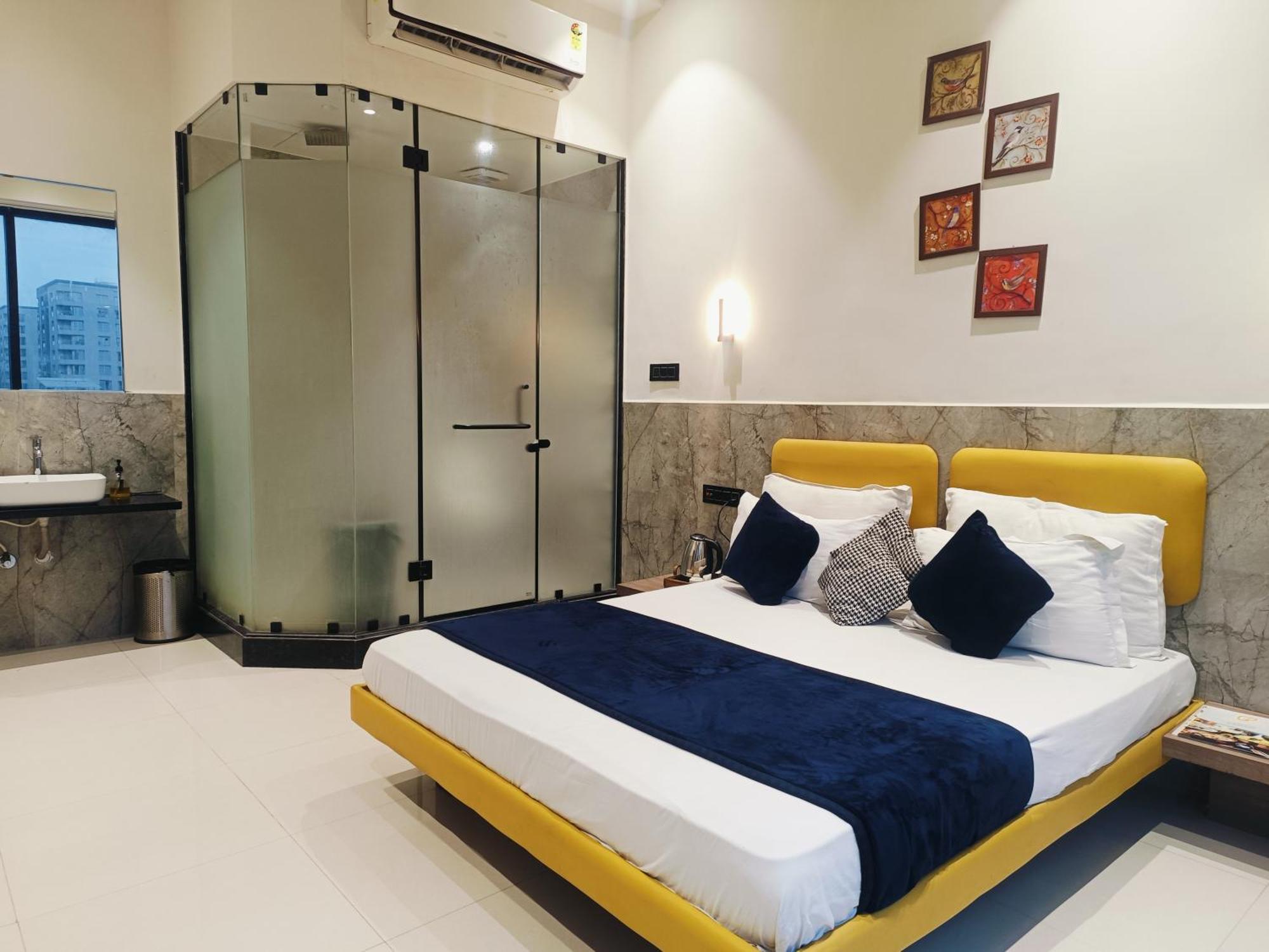 Hotel Gold Palace Inn Surat Exterior foto