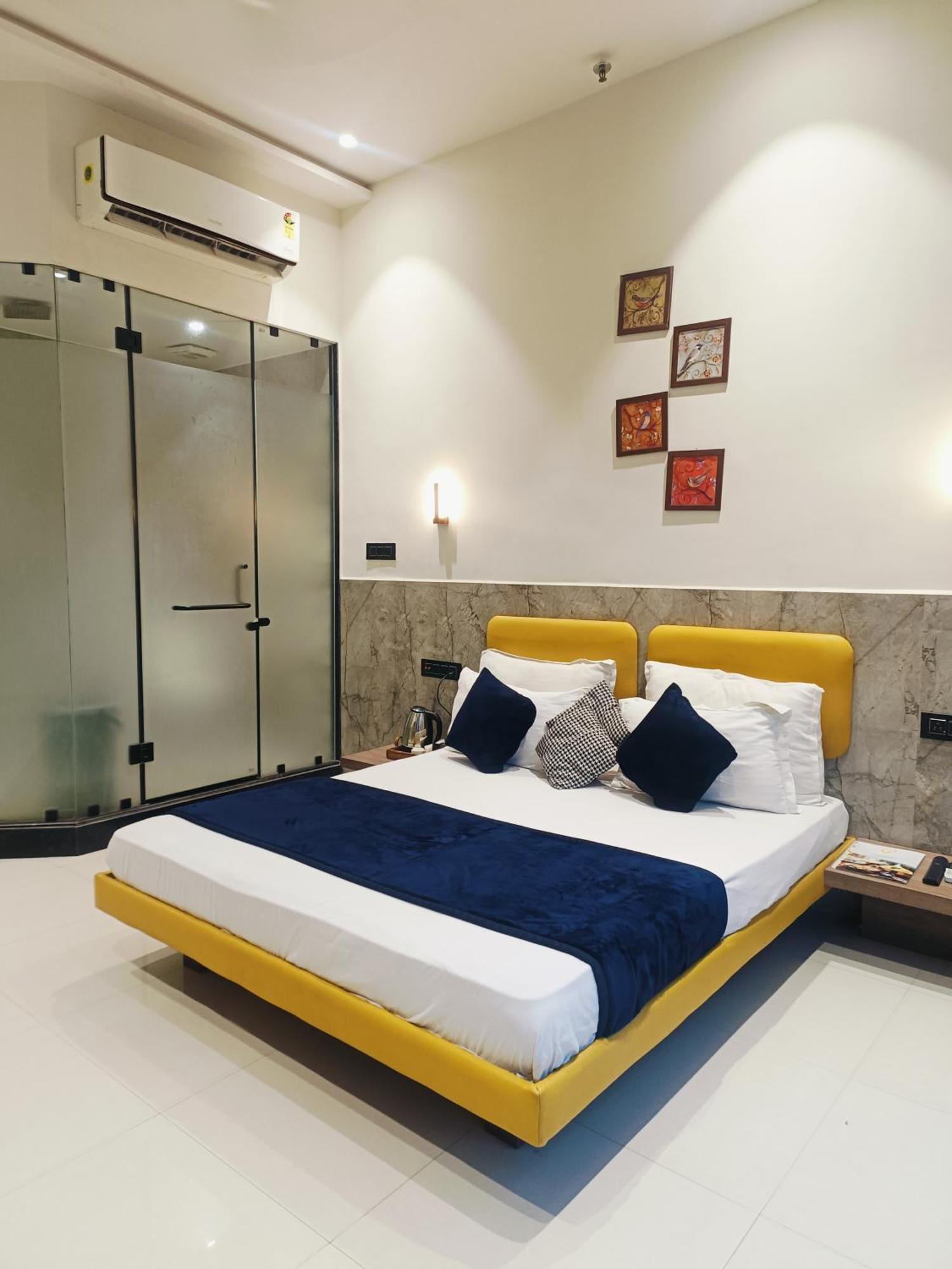 Hotel Gold Palace Inn Surat Exterior foto