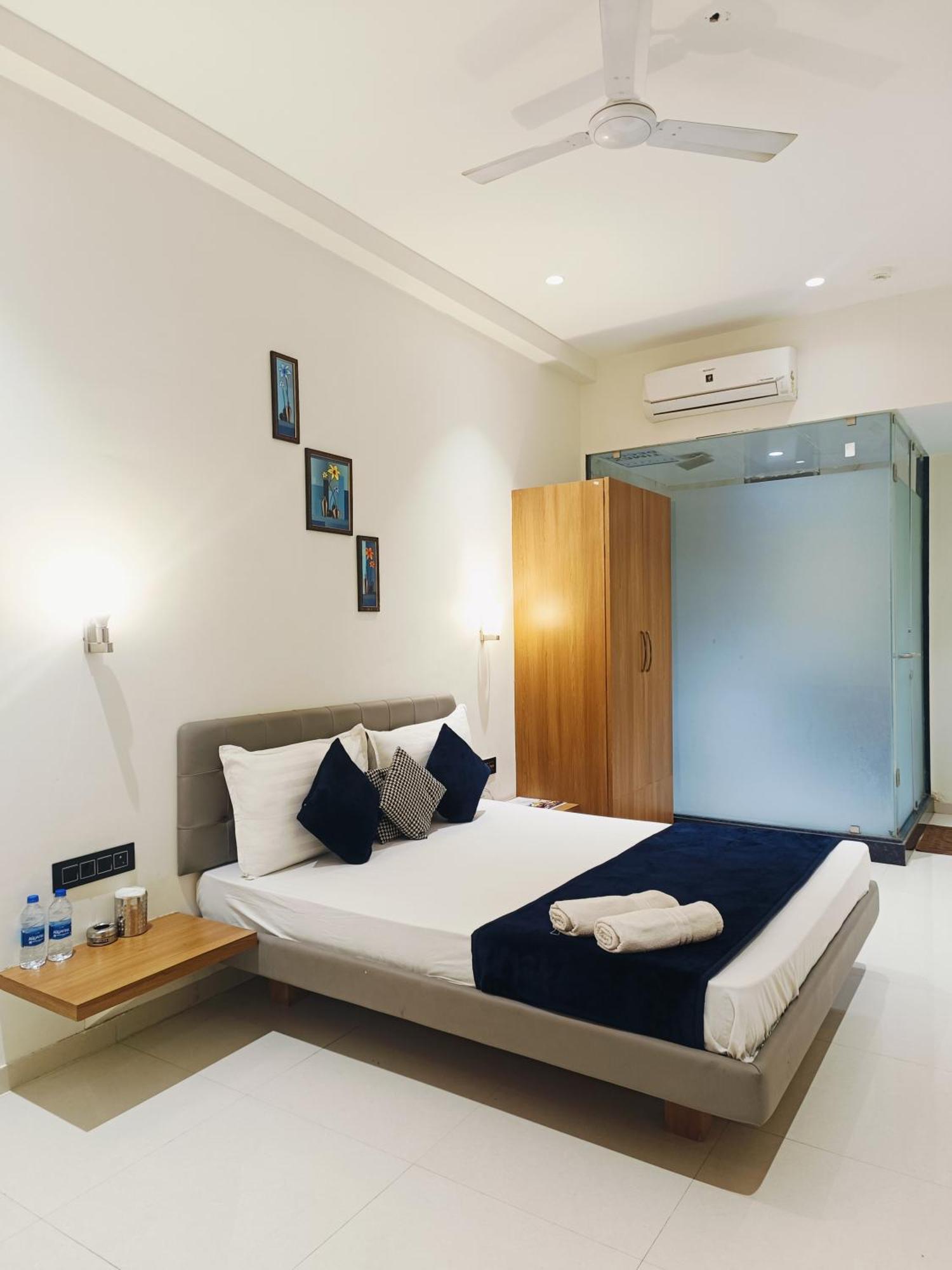 Hotel Gold Palace Inn Surat Exterior foto